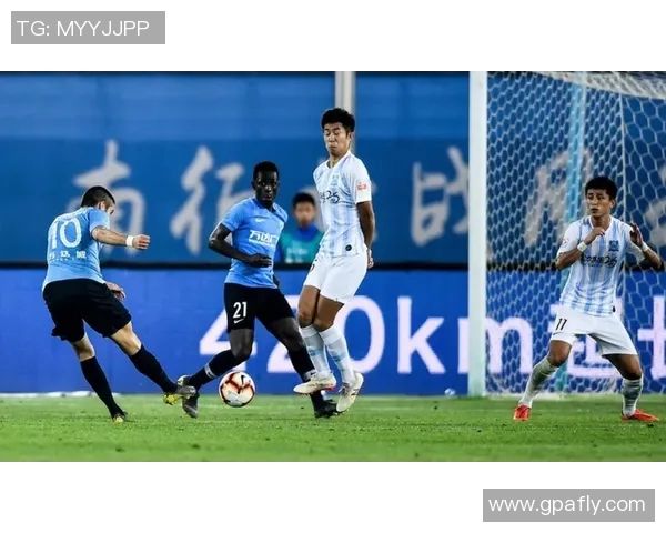 吴少聪精准拦截传球展现出色防守能力助力球队逆转局势 吴少聪精准拦截传球展现出色防守能力助力球队逆转局势