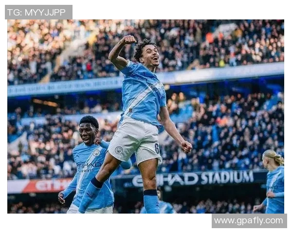 德甲赛场希克再度破门展现锋线实力助力球队争冠之路