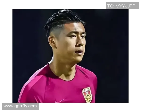 朱辰杰精彩头球攻门助力球队逆转胜利展现出色竞技状态 朱辰杰精彩头球攻门助力球队逆转胜利展现出色竞技状态